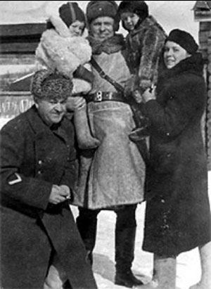 Александр Александров с адьютантом, невесткой и внуками