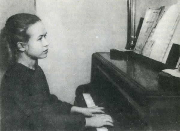 Александра Пахмутова на первом курсе консерватории