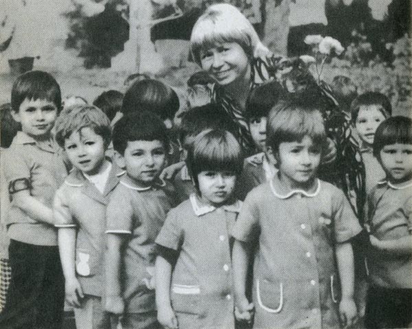 Александра Пахмутова c маленькими певцами Болгарии в городе Благоевграде