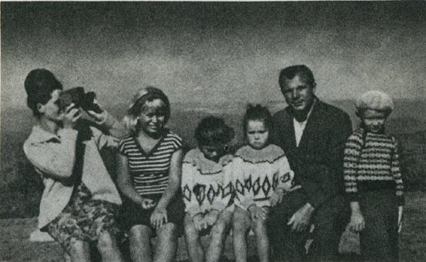 Александра Пахмутова с семьей Гагариных