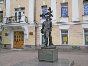 памятник поэту Михаилу Исаковскому