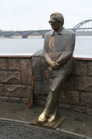 Памятник советскому поэту Льву Ошанину в городе Рыбинске