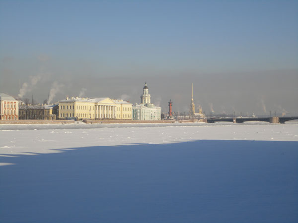 Река Нева и Васильевский остров зимой. Фото В. Пятинина