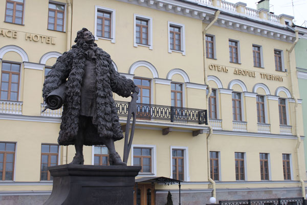 Памятник Доменико Трезини на Университетской набережной. Фото В. Пятинина